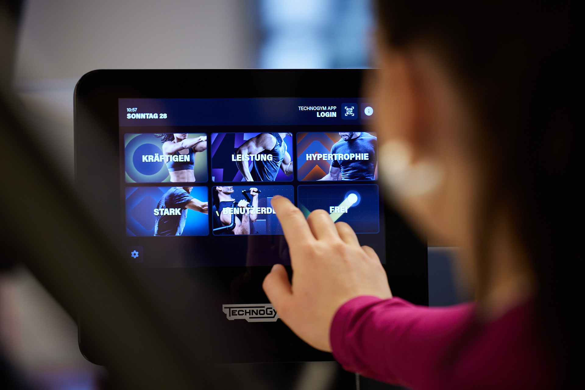 Mitglieder nutzen verschiedene Trainingsstationen im Loft